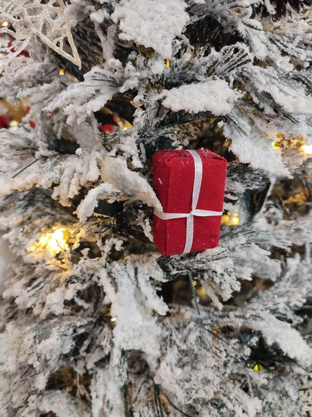 Κοντινό Πλάνο Της Χριστουγεννιάτικης Διακόσμησης Στο Χριστουγεννιάτικο Δέντρο Πλήρης Αφόδευση — Φωτογραφία Αρχείου