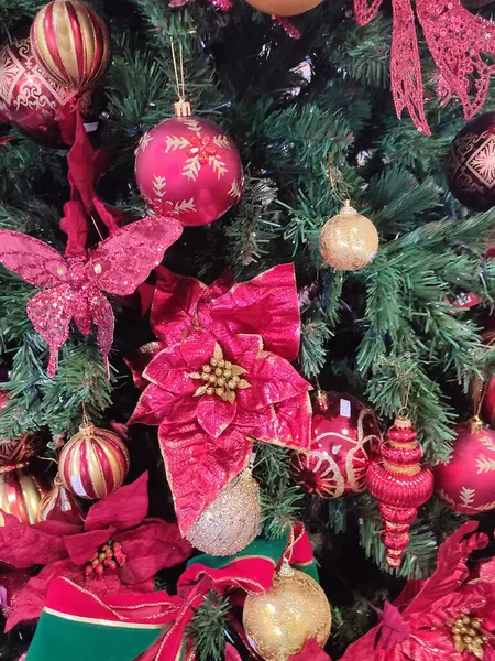 Detailní Záběr Vánoční Výzdoby Vánoční Stromeček Úplný Rozostřený Snímek — Stock fotografie