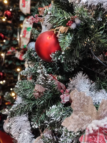 Nahaufnahme Von Weihnachtsschmuck Weihnachtsbaum Voller Rahmen Defokussiert — Stockfoto