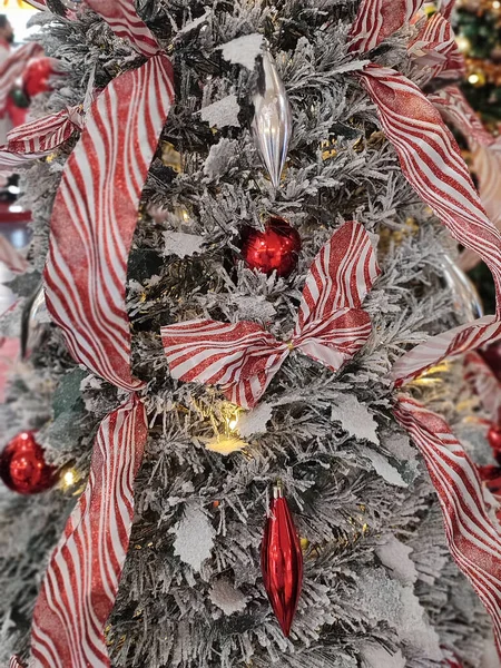 クリスマスツリーのクリスマス飾りを閉じます フルフレームのフォーカス解除 — ストック写真