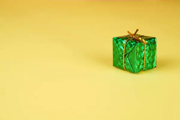 Green Gift Box Gold String Bow Isolated Yellow Background Studio — Stock Photo, Image