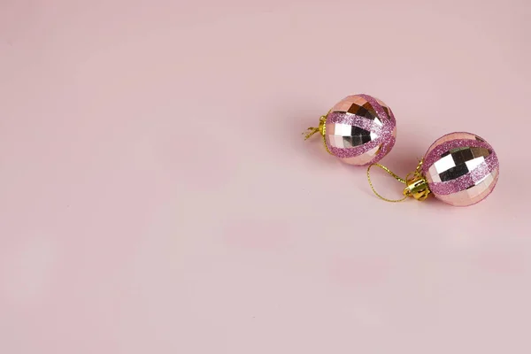 Pinkfarbene Christbaumkugeln Mit Glitzern Auf Rosa Hintergrund Studioaufnahme — Stockfoto