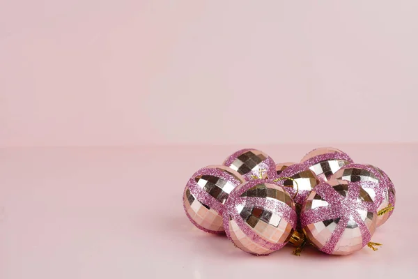 Roze Kerstballen Met Glitters Roze Achtergrond Studioshoot — Stockfoto