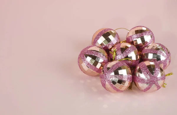 Pembe Noel Mücevherleri Pembe Arka Planda Parıltılar Stüdyo Çekimi — Stok fotoğraf