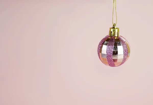 Colgando Bolas Color Rosa Con Gitters Sobre Fondo Rosa Captura —  Fotos de Stock