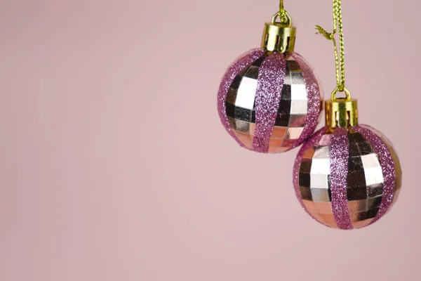 Roze Kerstballen Ophangen Met Gitters Een Roze Achtergrond Studioshoot — Stockfoto