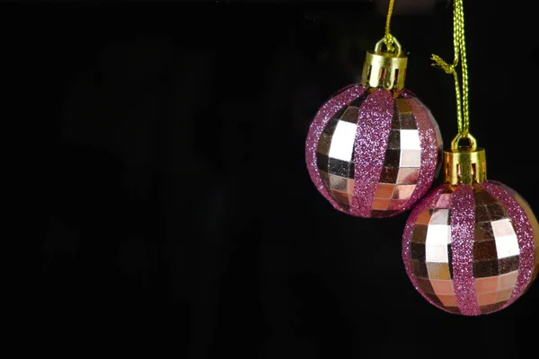 Ροζ Χριστουγεννιάτικα Μπιχλιμπίδια Χρυσόσκονη Μαύρο Φόντο Ροζ Φωτογραφία Στούντιο — Φωτογραφία Αρχείου