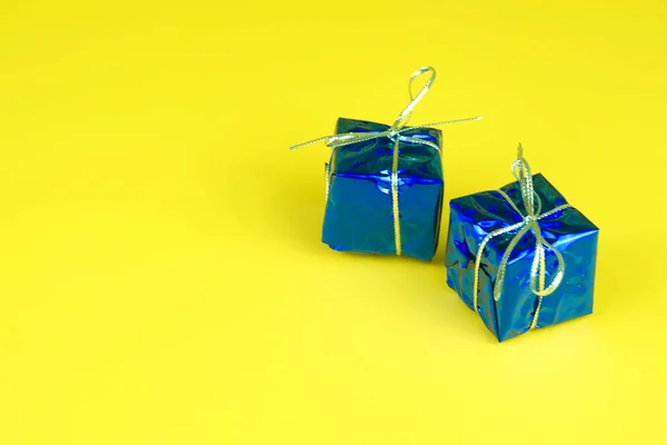 Metallisch Blaues Geschenk Mit Silbernen Strängen Auf Gelbem Hintergrund Studio — Stockfoto