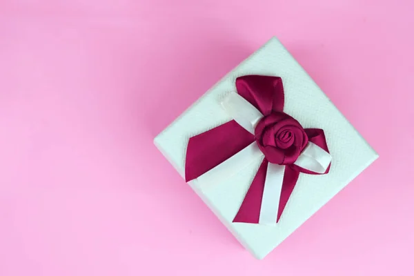 Gift Box Maroon Bow Pink Background Present Studio Isolated — Stock Photo, Image
