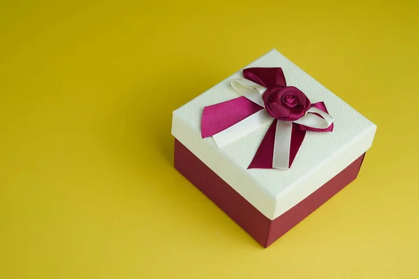 Gift Box Maroon Bow Yellow Background Present Studio Isolated — Stock Photo, Image