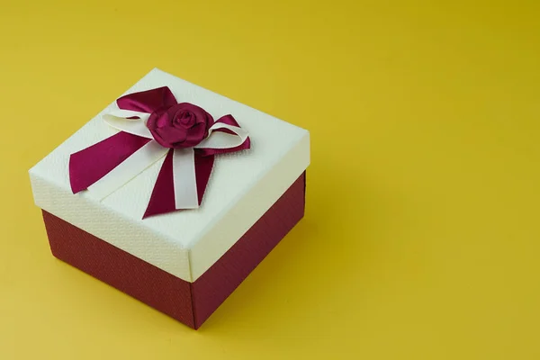 Gift Box Maroon Bow Yellow Background Present Studio Isolated — Stock Photo, Image