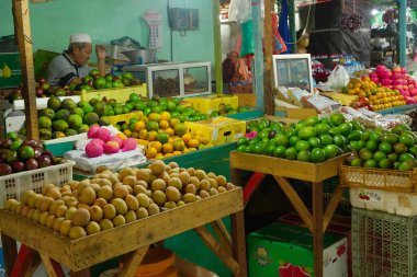 Situbondo geleneksel pazarında taze meyve satılıyor, Doğu Java, Endonezya. Sokak Fotoğrafları