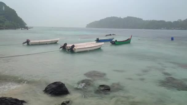 Barcos Amarrados Playa Rocosa Bajo Lluvia Sabang Aceh Indonesia Durante — Vídeos de Stock