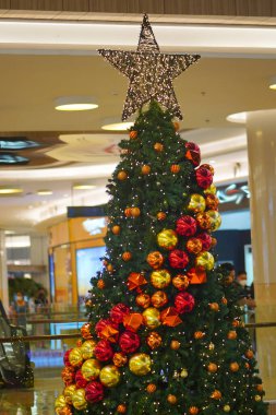 Noel ağacını kapat. Arkadaki Bokeh. Seçici odaklanma. Odaklanmamış