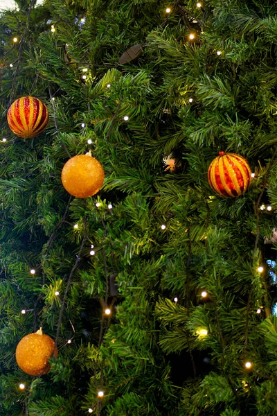 Großaufnahme Des Weihnachtsbaums Bokeh Hintergrund Selektiv Konzentriert Defokussiert — Stockfoto