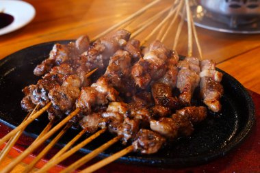 Demir ocakta servis edilen Endonezya kuzu şişleri.