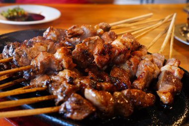 Demir ocakta servis edilen Endonezya kuzu şişleri.