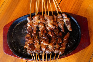 Demir ocakta servis edilen Endonezya kuzu şişleri.