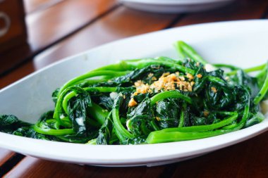 Bebek kailan masada seramik servis tabağıyla sotelenmiş..