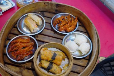 Bambu Buharlı Kâse üst görünümlü Çeşitli Dim Sum.