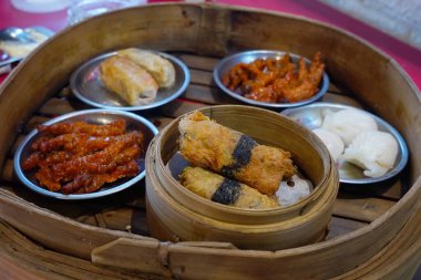 Bambu Buharlı Kâse üst görünümlü Çeşitli Dim Sum.