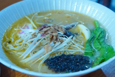 Lokantada servis edilen bir kasede Miso ramen yakın çekim