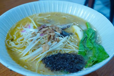 Lokantada servis edilen bir kasede Miso ramen yakın çekim