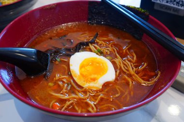 Lokantada servis edilen bir kasede Miso ramen yakın çekim