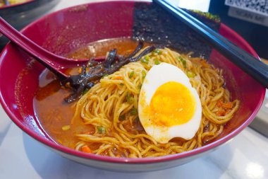 Lokantada servis edilen bir kasede Miso ramen yakın çekim