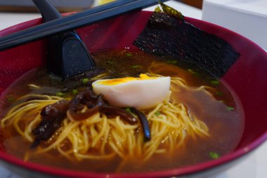 Lokantada servis edilen bir kasede Miso ramen yakın çekim