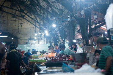 Pabean Caddesi, Surabaya 'daki geleneksel balık pazarı. Endonezya 'da. 2 Ocak 2023. Yazı