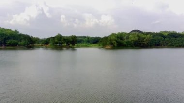 Endonezya 'daki Waduk Tanjungan ya da Tanjungan Barajı' nın en iyi manzarası. İHA tarafından çekilen hava görüntüleri.