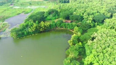 Endonezya 'daki Waduk Tanjungan ya da Tanjungan Barajı' nın en iyi manzarası. İHA tarafından çekilen hava görüntüleri.