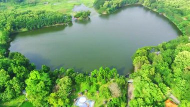 Endonezya 'daki Waduk Tanjungan ya da Tanjungan Barajı' nın en iyi manzarası. İHA tarafından çekilen hava görüntüleri.