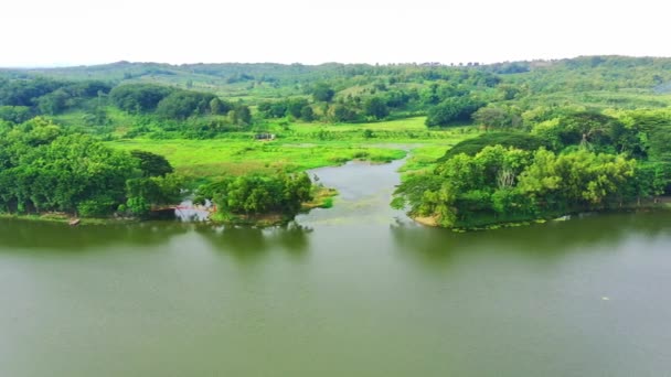 印度尼西亚莫约卡省Waduk Tanjungan或Tanjungan水坝的俯视图 无人机拍摄的空中录像 — 图库视频影像