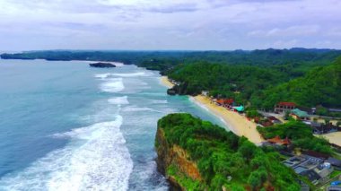 Plajda beyaz kumlar ve kayalar olan Sundak Sahili, Yogyakarta, Endonezya.
