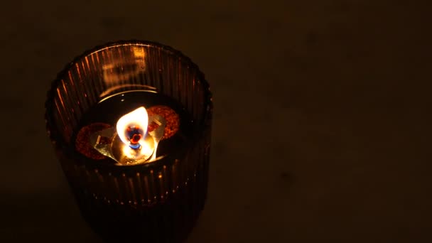 Свічка Коричневому Келиху Наповнена Олією Ресторані Вночі — стокове відео
