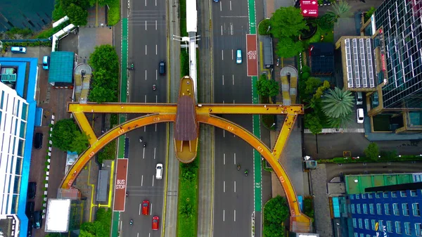 2023年2月4日雅加达Sudirman街上的行人桥命名为Phinisi 印度尼西亚 无人机拍摄的空中录像 — 图库照片