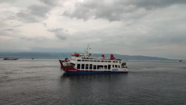 Februarie 2023 Barca Feribot Care Traversează Portul Ketapang Banyuwangi Către — Videoclip de stoc