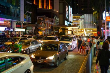 KUALA LUMPUR, 4 Mart 2023. Geceleri Bukit Bintang bölgesinde trafik vardı. Hareket bulanık.