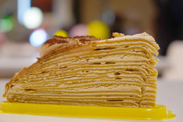 マイルクレープチーズの層状ケーキを閉じます 食写真 — ストック写真