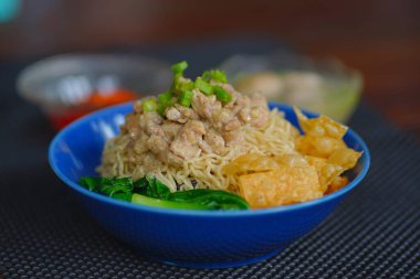 Mie Ayam ya da acı biber soslu çorba ile servis edilen Endonezya tavuğu..