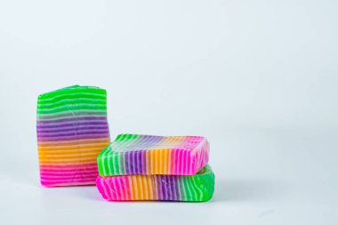 Kue Pepe veya Kue Lapis Pelangi veya Gökkuşağı Yapışkan Kek pirinç unu ve hindistan cevizi sütünden yapılan geleneksel Endonezya tatlısıdır..