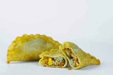 Endonezya 'dan dilimlenmiş pastaların tamamını kapat. Beyazda izole edilmiş. Boşluğu kopyala.