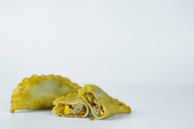 Endonezya 'dan dilimlenmiş pastaların tamamını kapat. Beyazda izole edilmiş. Boşluğu kopyala.