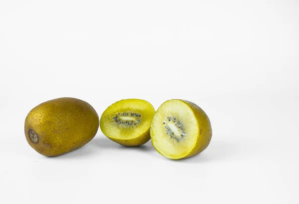 Ganze Und Scheiben Geschnittene Goldene Kiwi Früchte Isoliert Auf Weißem — Stockfoto