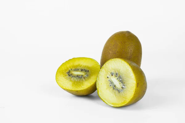 Fruta Kiwi Dourada Inteira Fatiada Isolada Sobre Fundo Branco Espaço — Fotografia de Stock