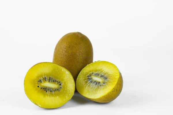 Fruits Entiers Tranchés Kiwi Doré Isolés Sur Fond Blanc Espace — Photo