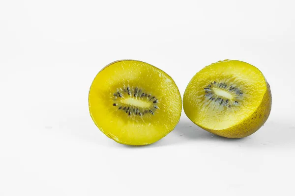 Ganze Und Scheiben Geschnittene Goldene Kiwi Früchte Isoliert Auf Weißem — Stockfoto