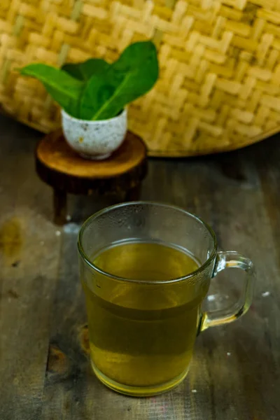 Świeża Herbata Liścia Laurowego Szklance Stole Tłem Bambusowym — Zdjęcie stockowe